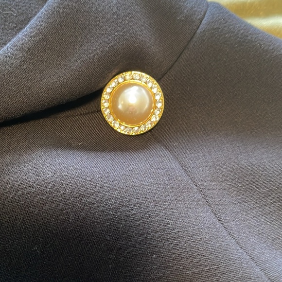 Audrey Hepburn style classy a-line black lined dress with pearl brooch embelish - Picture 2 of 6